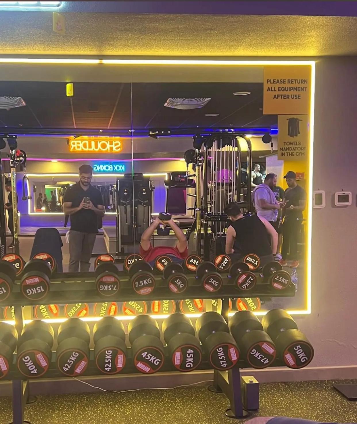 Urban Nest Hostel Burj Khalifa View Дубай Екстериор снимка